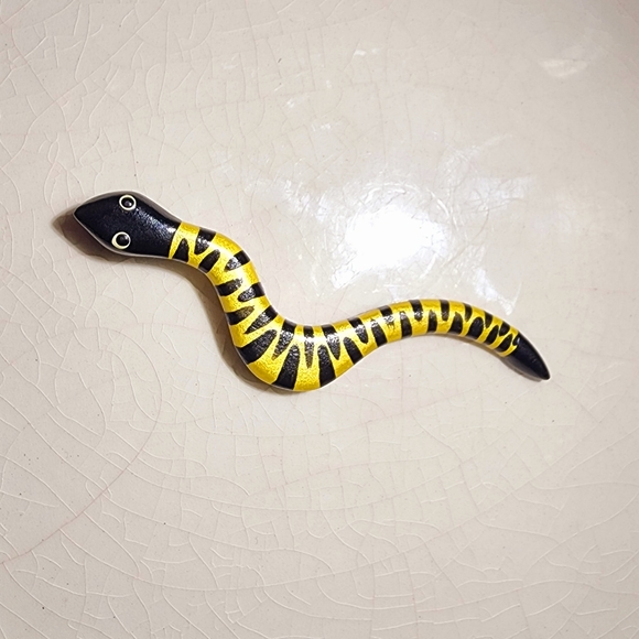 Handpainted black and yellow artisan snake brooch signed artist - Picture 4 of 6